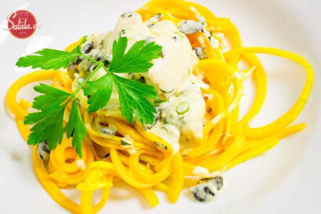 Kürbisnudeln mit Knoblauch Hähnchen Low Carb Pasta Rezept salala.de - cremig und aromatisch