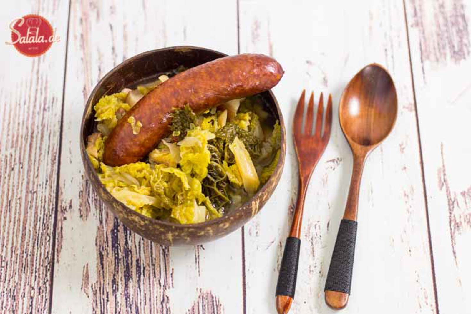 Wirsingeintopf mit geräucherten Würsten - by salala.de - Wintergemüse Wirsing Kohl Eintopf Speck Würste Zwiebeln Soulfood Rezept