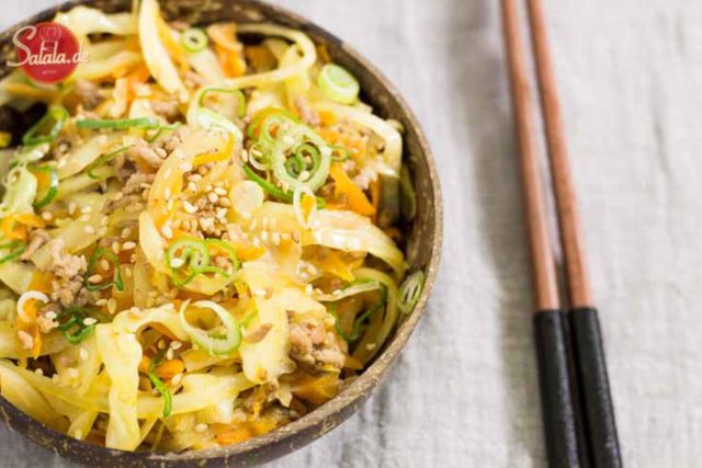 Frühlingsrollen Bowl I Frühlingsrolle zum Löffeln selber machen Low Carb Rezept mit Sesam und Hackfleisch