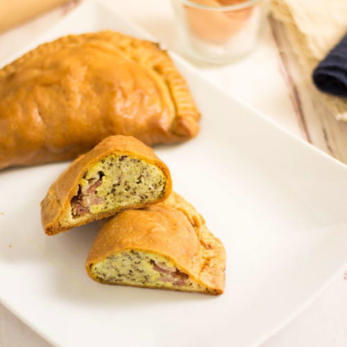 Heiße Keto Teigtaschen - by salala.de - ohne Mehl Low Carb Rezept mit Fathead Teig und Bacon zum Frühstück #lowcarb #keto #glutenfrei #breakfast