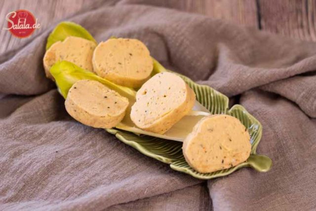 Lachs-Frischkäse Fat Bombs Rezept - by salala.de - Keto Fettbömbchen zum Auffüllen mi Frischkäse #lowcarb #keto #lowcarbrezepte #ketorezepte #fatbombs #lachs