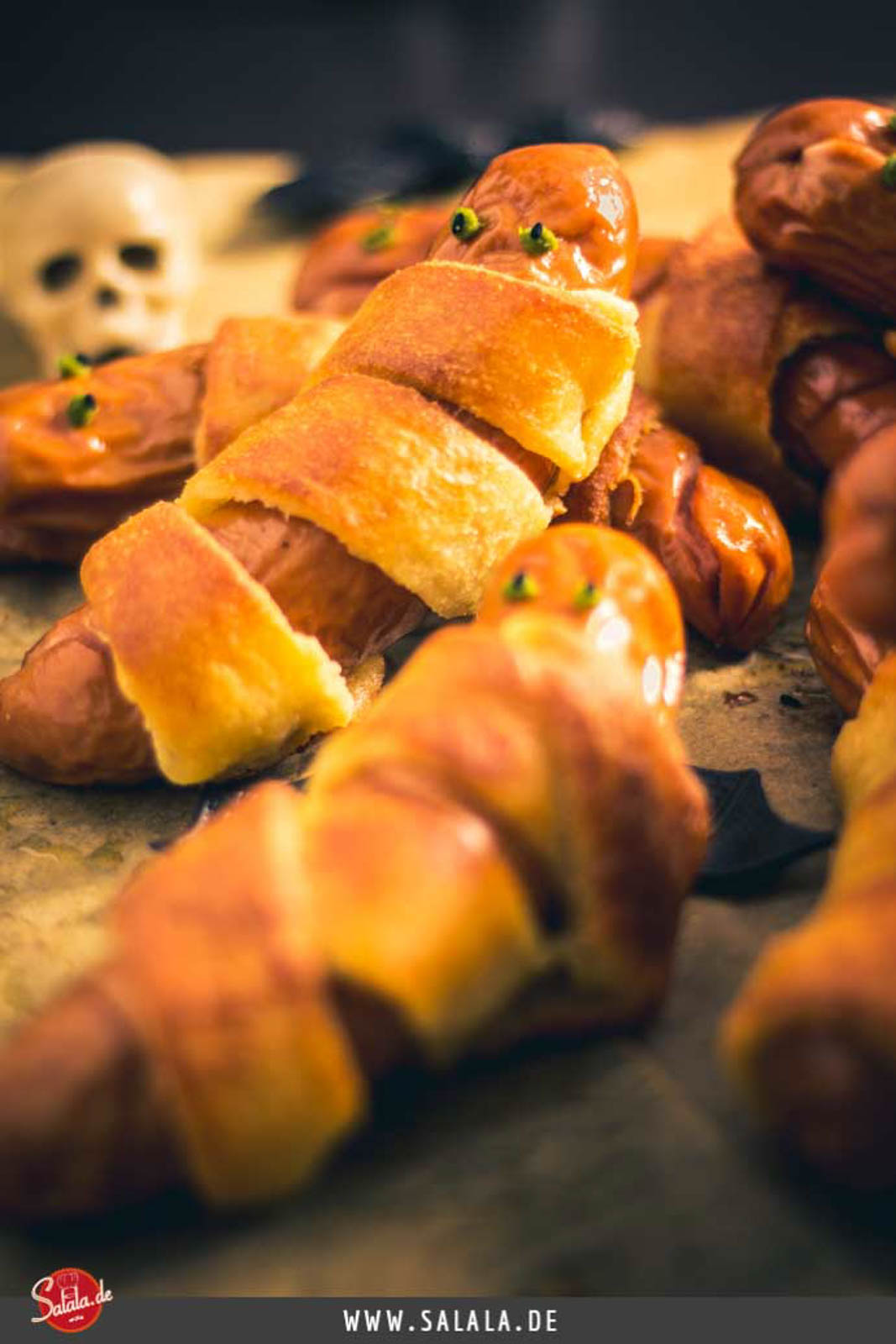 Mumien Würstchen - by salala.de - Rezept ohne Blätterteig für deine Halloween Party Low Carb und glutenfrei mit Fat Head Teig #lowcarb #lowcarbrezepte #halloween #würstchen #halloweenrezepte #fathead #mumienwürstchen #glutenfrei
