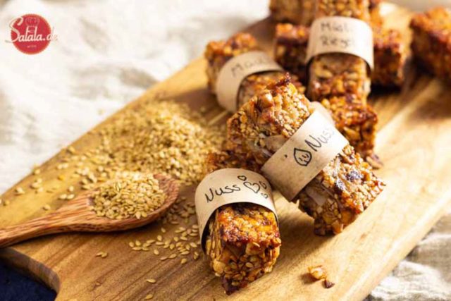 Müsliriegel selber machen - by salala.de - mit Haselnuss und Mandel Rezept ohne Honig und ohne Zucker Low Carb #LowCarb #LowCarbRezepte #Müsliriegel #Nussriegel #glutenfrei #LowCarbSnacks #Rezepte #Müsliriegelselbermachen