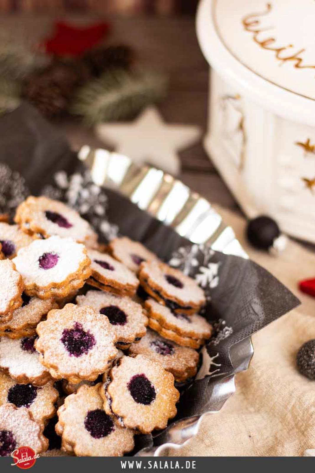 Spitzbuben Plätzchen mit Marmelade I Hildatörtchen - by salala.de - Rezept ohne Mehl und ohne Zucker Low Carb Weihnachtsplätzchen glutenfrei #spitzbuben #lowcarb #lowcarbbacken #lowcarbweihnachten #lowcarbplätzchen #plätzchenohnemehl #weihnachten #plätzchen #glutenfrei #zuckerfrei