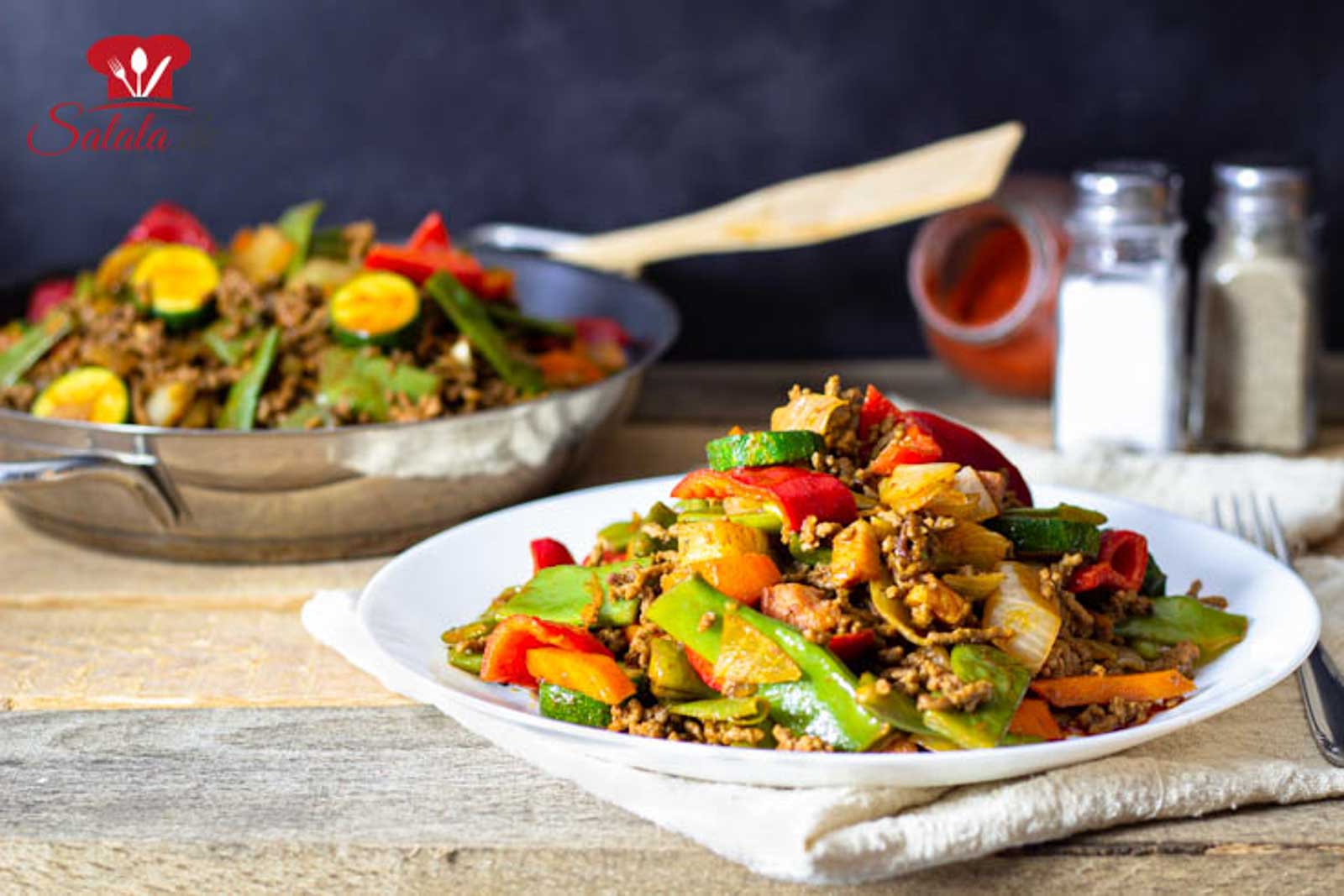Hackfleischpfanne mit Gemüse I by salala.de I Low Carb Abendessen Hauptgericht mit Hackfleisch und buntem Gemüse aus dem Wok (1) Die einfachsten Gerichte sind doch immer die Besten. Was hältst du denn von einer leckeren Hackfleischpfanne mit buntem Gemüse? Klingt gut? Ist auch total Low Carb und das Rezept nicht schwer zum nachkochen. #lowcarbrezepte #hackfleischpfanne #lowcarbkochen #gemüsepfanne #zucchinipfanne #rezeptemithackfleisch #lowcarbrezeptemithackfleisch