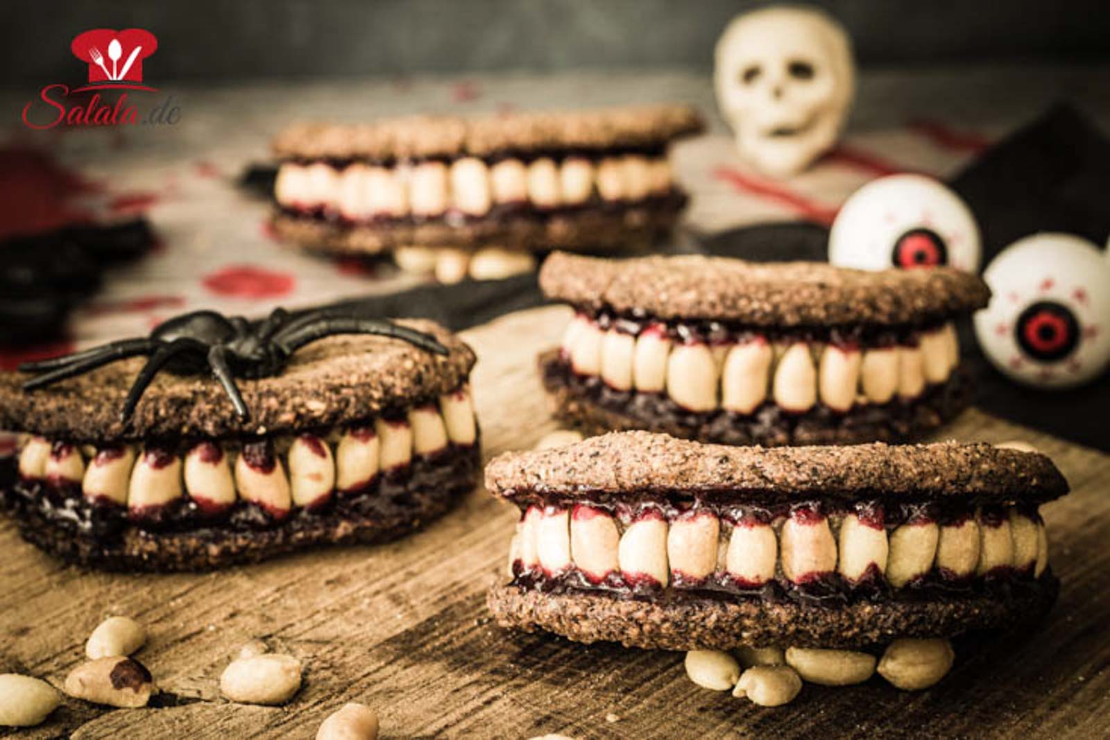 Zombie Gebiss Low Carb Halloween Rezept Du brauchst einfach nur nen Low Carb Keks, Erdnussmus, Erdnüsse, ein bisserl zuckerfreie Marmelade und schon kann Halloween kommen. Mit einem Low Carb Zombie Gebiss natürlich, also so ganz ohne Zucker und Mehl. Feierst Du auch Halloween? #Halloween #zuckerfrei #lowcarbhalloween #lowcarbbacken #lowcarbnaschen #lowcarbsnacks #halloweenohnezucker #zombiegebiss