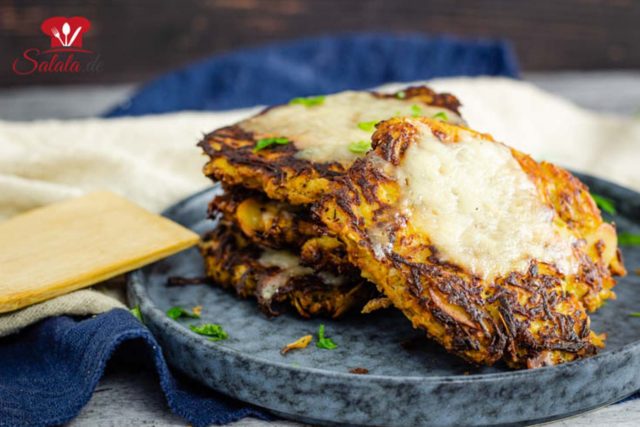 Steckrübe, ein typisches Wintergemüse weil ja Knolle. Lässt sich gut aufbewahren. Und du kannst aus Steckrübe tolle Low Carb Gemüsepuffer machen. Also Steckrübenpuffer. Und die sind richtig lecker :). Alternativ geht auch Sellerie. #gemuesepuffer #steckruebe #lowcarbpuffer #rezeptemitsteckruebe #lowcarbbeilagen #beilageohnekohlenhydrate #pufferohnekartoffeln